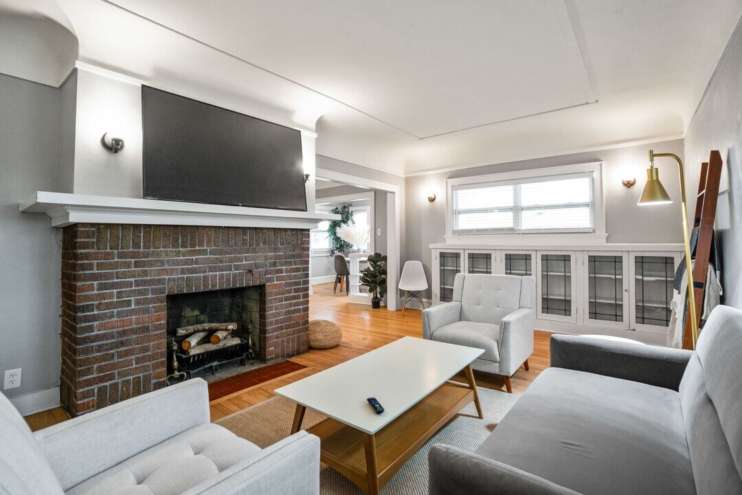 2863 N Frederick Ave in Milwaukee, WI - Building Photo