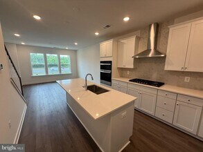 16172 Frederick Rd in Rockville, MD - Building Photo - Building Photo