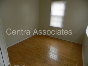 929 Spruce St-Unit -b in Philadelphia, PA - Building Photo - Building Photo