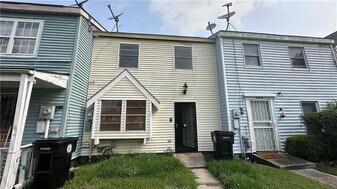 5426 Tullis Dr in New Orleans, LA - Building Photo