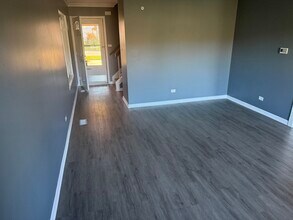 1319 Kingsbury Dr in Hanover Park, IL - Building Photo - Building Photo