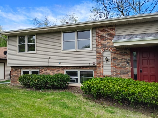 5827 El Paso Cir in Rockford, IL - Building Photo - Building Photo