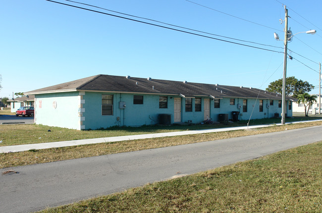 1027 NW 9th Ave in Florida City, FL - Building Photo - Building Photo