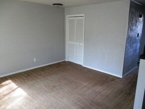 202 W Shelbourne Dr in Normal, IL - Building Photo - Building Photo