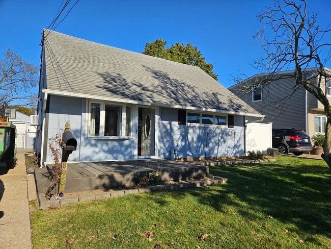 898 Bowling Green Dr in Westbury, NY - Building Photo - Building Photo