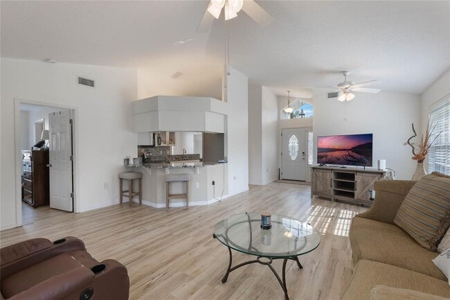 615 Juniper Way in Tavares, FL - Foto de edificio - Building Photo