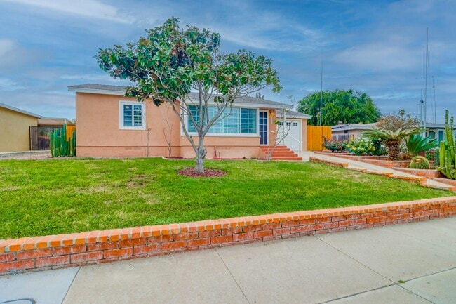 3926 Aragon Dr in San Diego, CA - Building Photo - Building Photo