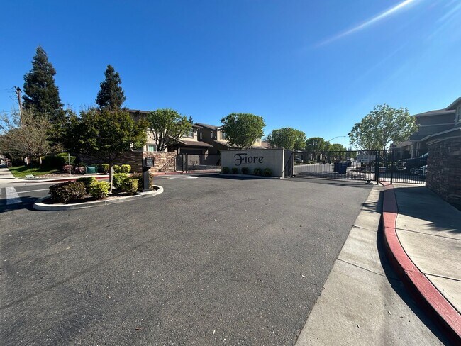 1824 Giardino Way in Modesto, CA - Building Photo - Building Photo