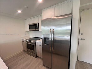 2285 SW 27th St in Miami, FL - Building Photo - Building Photo