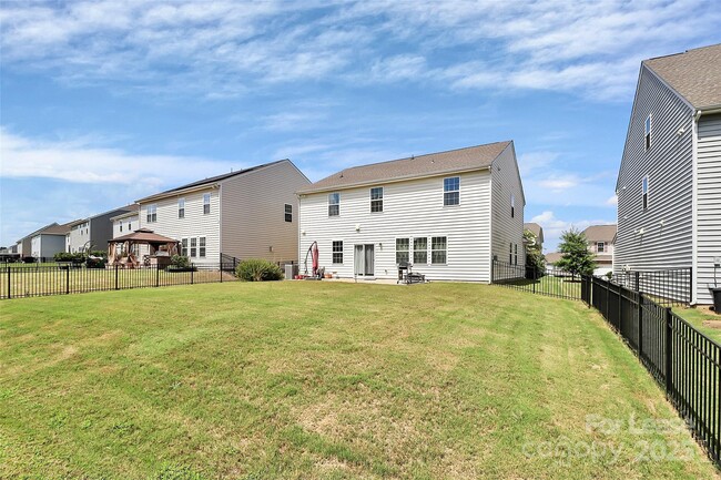 16027 Harbor Hill Dr in Charlotte, NC - Building Photo - Building Photo