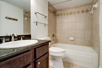 4515 Briar Hollow Pl in Houston, TX - Building Photo - Building Photo