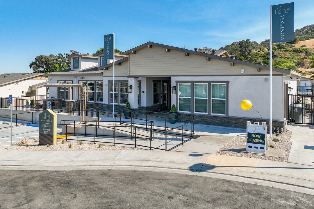 Montessa in Vacaville, CA - Foto de edificio