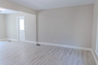 1142 Riverside Cir in Spring Lake, NC - Foto de edificio - Building Photo