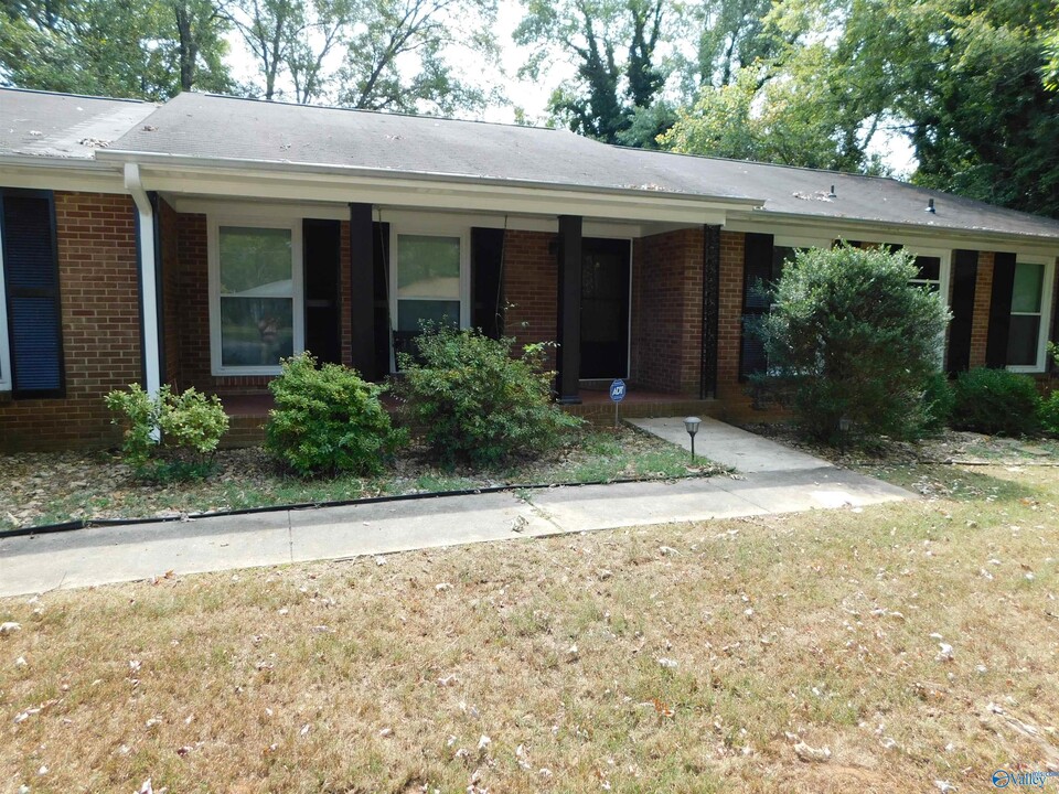 400 Hillmont Dr NW in Huntsville, AL - Foto de edificio