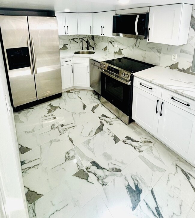 18 Morton St, Unit 2 in Farmingdale, NY - Building Photo - Building Photo