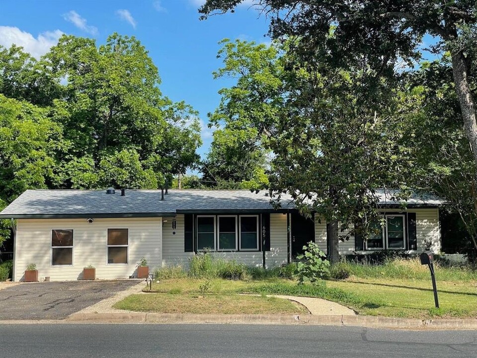 605 W 11th St in Elgin, TX - Building Photo