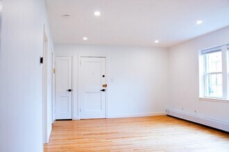 33 Hammond Pond Pkwy, Unit 2 in Newton, MA - Building Photo - Building Photo