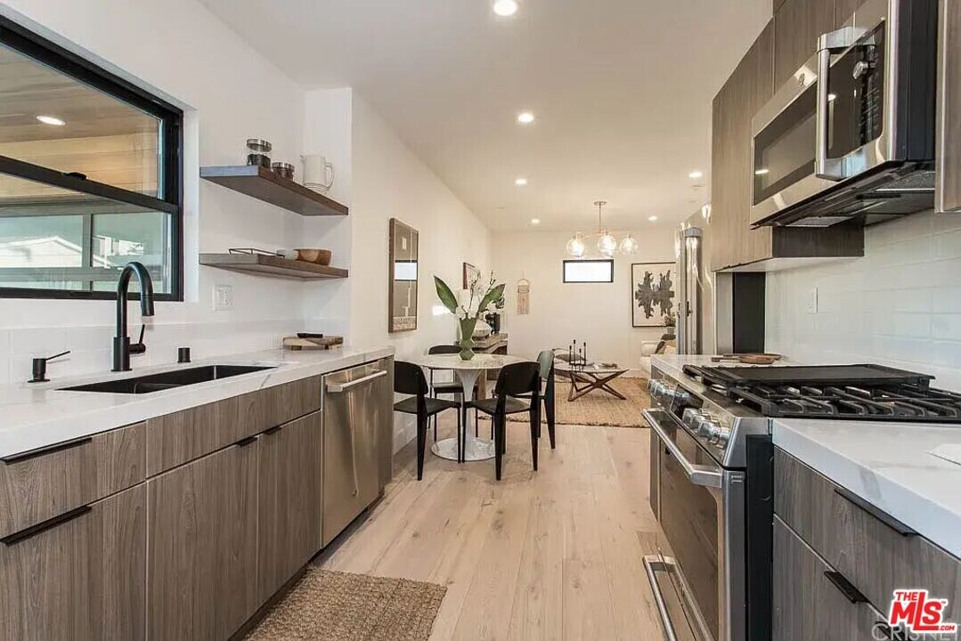 11013 Exposition Blvd in Los Angeles, CA - Building Photo