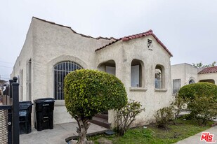 138 W 82nd St in Los Angeles, CA - Building Photo