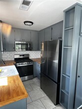 18197 Sundowner Way, Unit 812 in Santa Clarita, CA - Building Photo - Building Photo