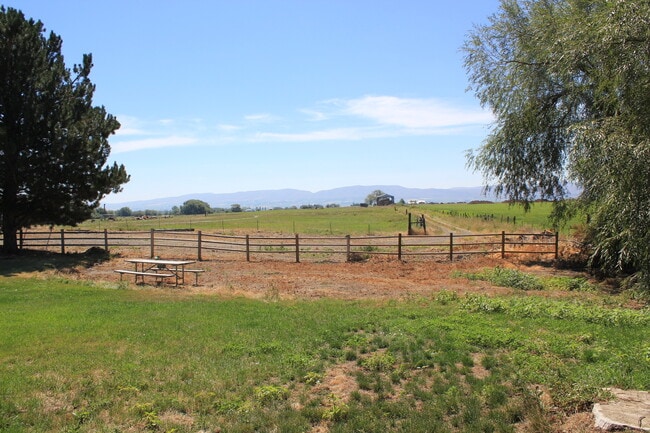 3260 Lyons Rd in Ellensburg, WA - Building Photo - Building Photo
