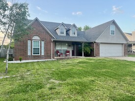 114 Cypress St in Centerton, AR - Building Photo