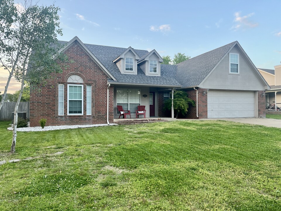 114 Cypress St in Centerton, AR - Building Photo