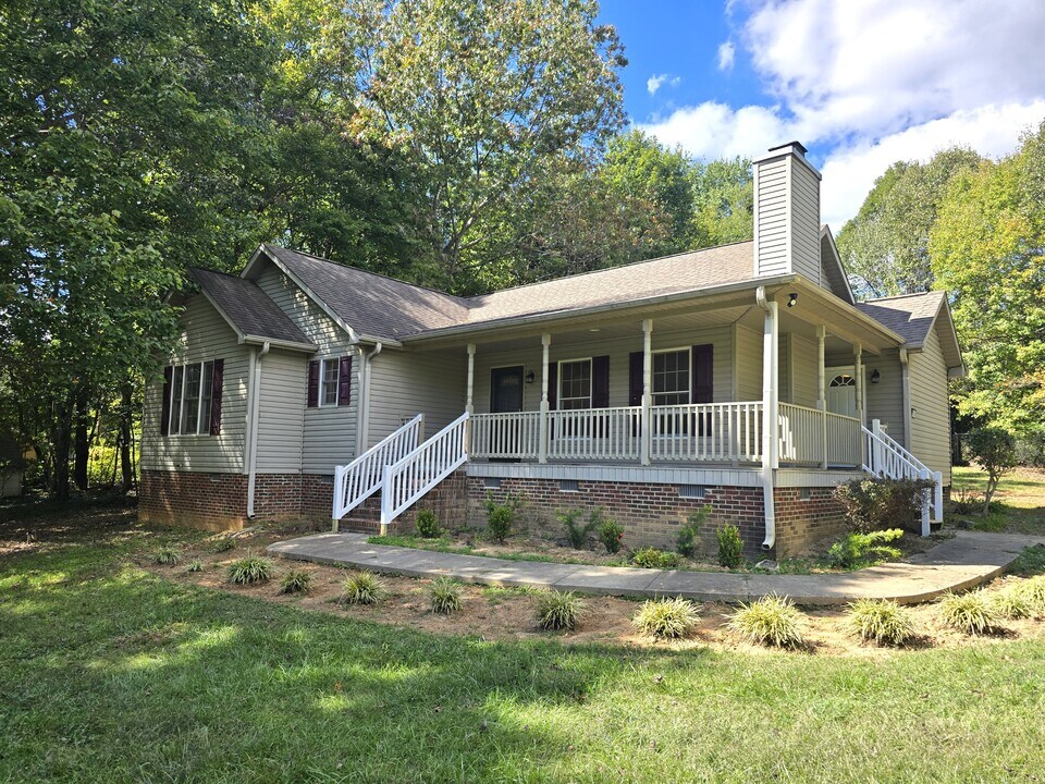 1605 Hillhaven Rd in Browns Summit, NC - Building Photo