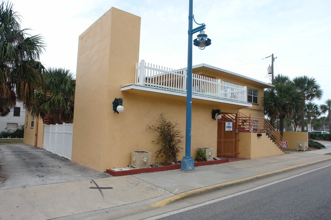 919 N Atlantic Ave in Daytona Beach, FL - Foto de edificio - Building Photo