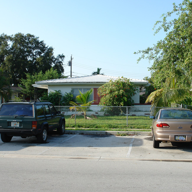 1946 NE 167th St in Miami, FL - Building Photo - Building Photo