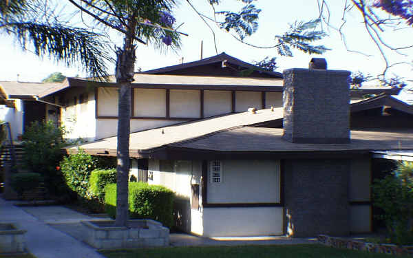 631-637 W F St in Colton, CA - Foto de edificio