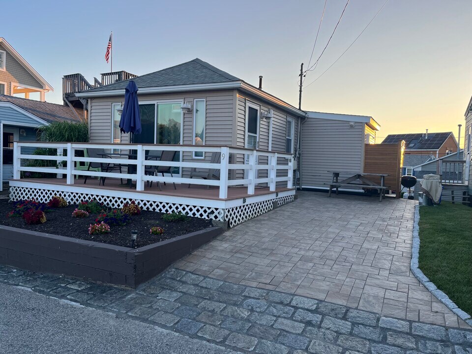 1499 Ocean Rd in Narragansett, RI - Building Photo