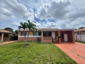 300 E 37th St in Hialeah, FL - Building Photo