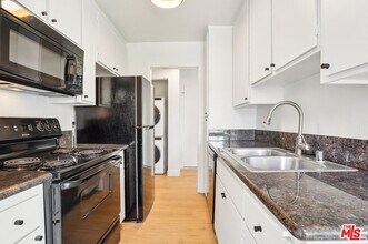 1352 S Carmelina Ave in Los Angeles, CA - Foto de edificio - Building Photo