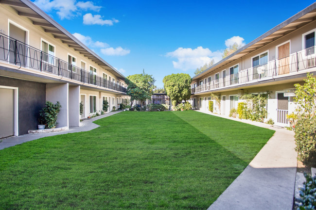 Contempo Apartment Homes in Panorama City, CA - Foto de edificio - Building Photo