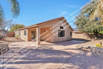 2535 E Petroglyph Ln in Oro Valley, AZ - Foto de edificio - Building Photo