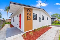 1729 NW 153rd St in Opa Locka, FL - Foto de edificio - Building Photo