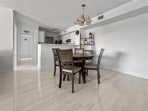 2123 Renaissance Blvd in Miramar, FL - Foto de edificio - Building Photo