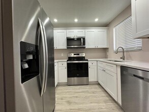 1055 Palm Ave in North Fort Myers, FL - Building Photo - Building Photo