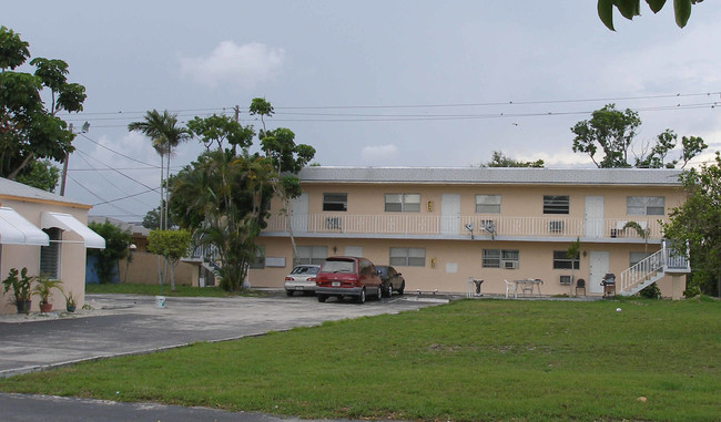 Lincoln Villa Apartments in Hollywood, FL - Building Photo - Building Photo