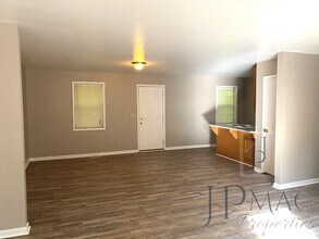 302 Taylors Rd in Taylors, SC - Building Photo - Building Photo