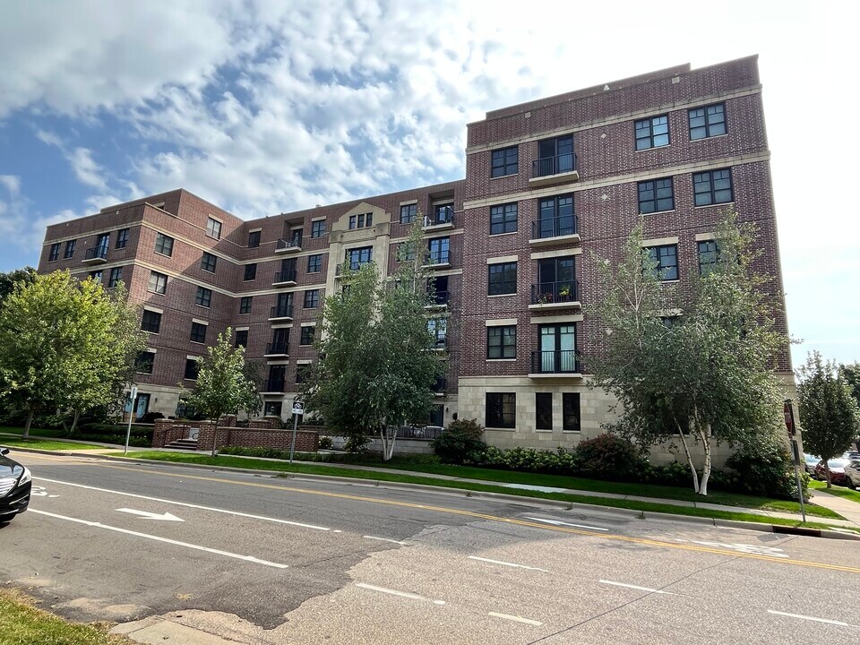 370 Marshall Ave, Unit 503 in St. Paul, MN - Foto de edificio