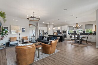 4945 Strada Dr in Round Rock, TX - Foto de edificio - Building Photo