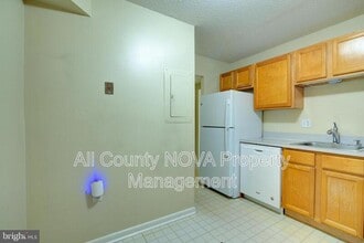 613 Center St in Herndon, VA - Building Photo - Building Photo