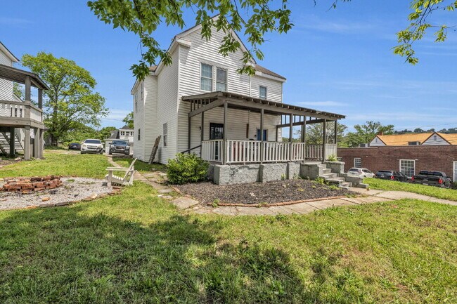 2011 McCallie Ave in Chattanooga, TN - Building Photo - Building Photo
