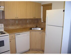 2690 W 76th St-Unit -213 in Hialeah, FL - Building Photo - Building Photo