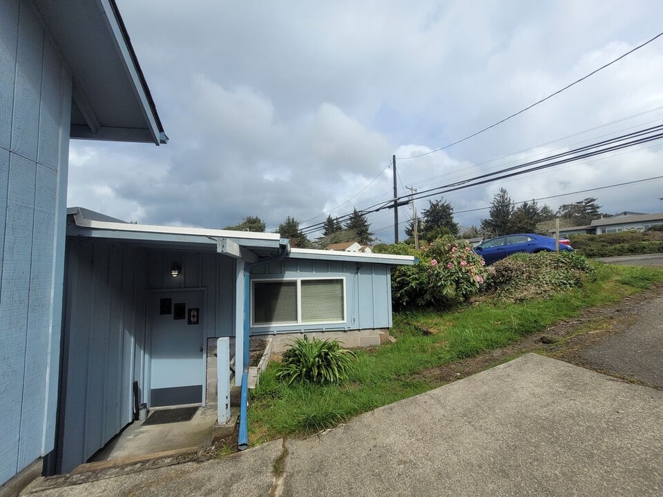 91655 Cape Arago Hwy in Coos Bay, OR - Building Photo
