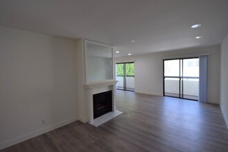 3960 Carpenter Ave, Unit 209 in Los Angeles, CA - Building Photo - Building Photo