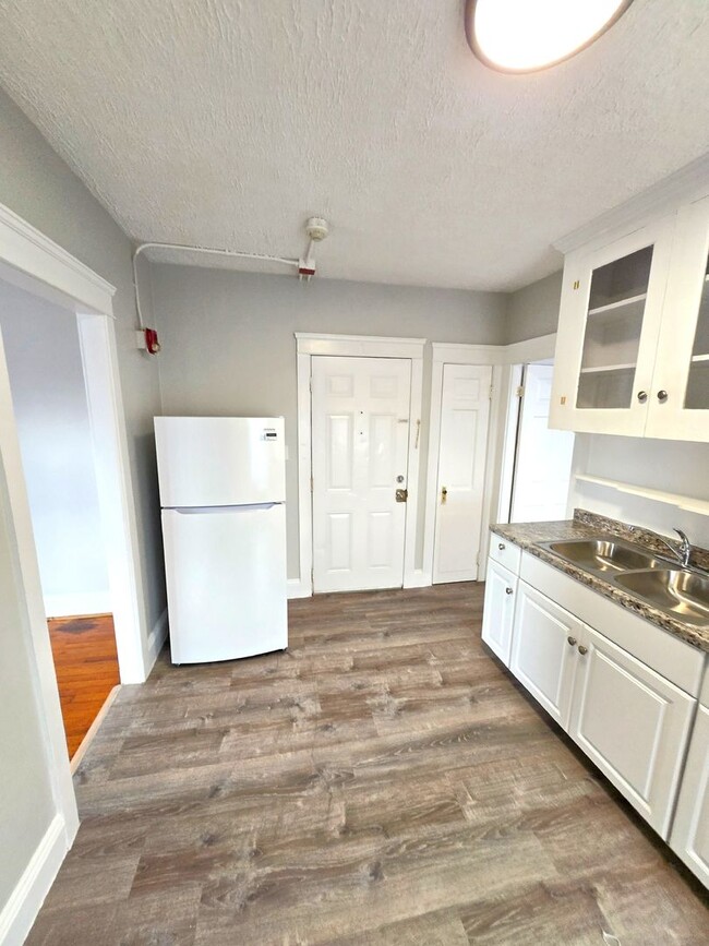 161 Montgomery St, Unit Unit 8 in Pawtucket, RI - Foto de edificio - Building Photo