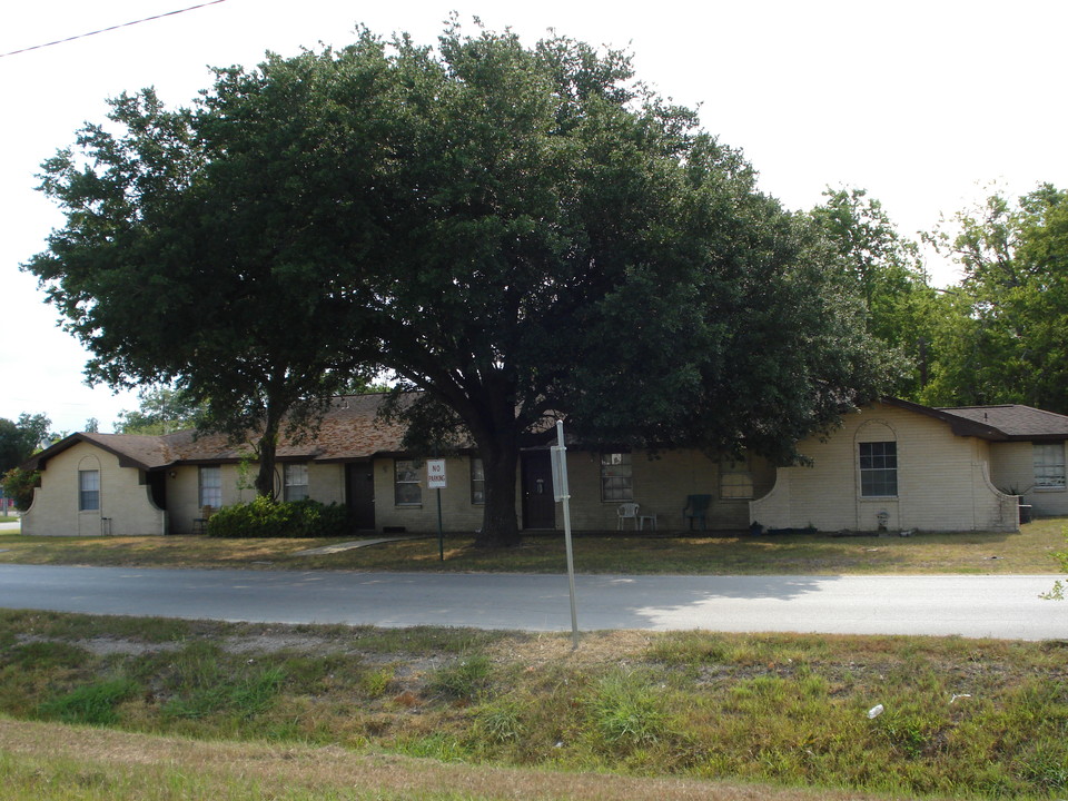 820 Bains St in Brookshire, TX - Foto de edificio